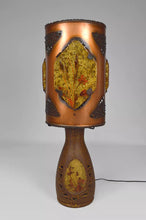 Charger l&#39;image dans la galerie, Importante Lampe des Potiers d&#39;Accolay en Céramique, Cuivre Patiné et Médaillons Multicolores en Résine Fractale, Circa 1970
