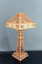 Cargar imagen en el visor de la galería, Importante Lampe en Bois Découpé, USA, Arts &amp; Crafts / Prairie School, Circa 1900–1920
