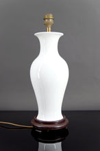 Загрузить изображение в средство просмотра галереи, Lampe en porcelaine blanche, Asie, Circa 1950-1960
