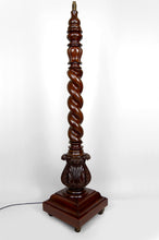 Charger l&#39;image dans la galerie, Important Lampadaire Colonne Victorienne Torsadée en Noyer Massif, Royaume-Uni, Style Tudor, Circa 1900
