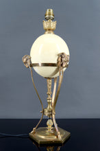 Cargar imagen en el visor de la galería, Lampe Néoclassique, Oeuf d’Autruche &amp; Monture Athénienne Animalière en Bronze, France, Circa 1900
