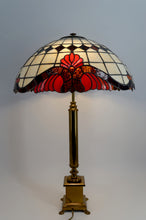 Загрузить изображение в средство просмотра галереи, Exceptionnelle lampe de table de style Tiffany – Bronze doré et vitrail opalescent – XXe siècle
