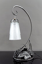 Charger l&#39;image dans la galerie, Lampe en Fer Forgé &quot;Vigne et Raisin&quot;, Muller Frères Lunéville, Art Déco, Circa 1930
