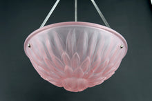 Cargar imagen en el visor de la galería, Suspension / Lustre / Vasque, Verre Pressé Moulé à Motif Floral, Monture en Bronze Argenté, Art Deco, France, Circa 1930

