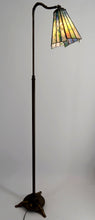 将图片加载到图库查看器，Lampadaire liseuse Art Déco en bronze et vitrail polychrome, Circa 1920
