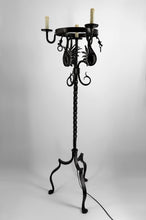 Загрузить изображение в средство просмотра галереи, Important lampadaire en fer forgé à décor de dragons, Style néo-gothique, Art nouveau / Liberty, Italie, vers 1900
