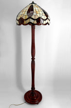 Загрузить изображение в средство просмотра галереи, Lampadaire Art Déco en noyer sculpté et abat-jour en vitrail style Tiffany – France, vers 1920
