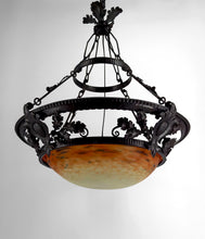 Lade das Bild in den Galerie-Viewer, Lustre/Suspension en Fer Forgé et Pâte de Verre Soufflée, Attribué à Muller Frères Lunéville, Art Nouveau / Art Déco, France, circa 1900-1920
