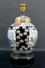 Lade das Bild in den Galerie-Viewer, Lampe chinoise en porcelaine à décor de fleurs et de paons, Chine, Début XXe
