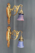 Cargar imagen en el visor de la galería, Paire d&#39;applique Rococo / Louis XV en bronze doré, socles en noyer et tulipes en verre, France, Circa 1900
