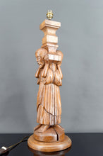 Cargar imagen en el visor de la galería, Importante Lampe Pilastre en Chêne Sculpté de Porteurs / Atlantes, France, Neo-Gothique, XXe

