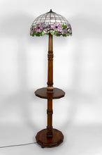 将图片加载到图库查看器，Lampadaire Arts &amp; Crafts d’exception en bois sculpté et vitrail floral – vers 1920
