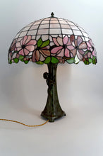 Charger l'image dans la galerie, Importante lampe en bronze et vitrail type Tiffany, Style Art nouveau – Circa 1970-1980
