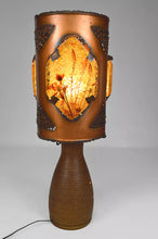 Charger l&#39;image dans la galerie, Importante Lampe des Potiers d&#39;Accolay en Céramique, Cuivre Patiné et Médaillons Multicolores en Résine Fractale, Circa 1970
