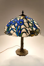 将图片加载到图库查看器，Exceptionnelle lampe de table Art Nouveau – Style Tiffany – Bronze sculpté &amp; vitrail opalescent – Vers 1980

