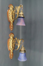 Lade das Bild in den Galerie-Viewer, Paire d&#39;applique Rococo / Louis XV en bronze doré, socles en noyer et tulipes en verre, France, Circa 1900
