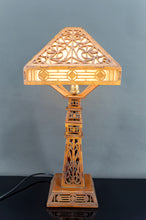 Cargar imagen en el visor de la galería, Importante Lampe en Bois Découpé, USA, Arts &amp; Crafts / Prairie School, Circa 1900–1920
