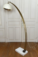 Cargar imagen en el visor de la galería, Important Lampadaire Arc Réglable, Socle en Marbre de Carrare, Italie, Circa 1970
