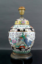 Cargar imagen en el visor de la galería, Lampe chinoise en porcelaine à décor de fleurs et de paons, Chine, Début XXe
