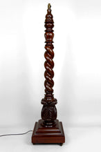 Charger l&#39;image dans la galerie, Important Lampadaire Colonne Victorienne Torsadée en Noyer Massif, Royaume-Uni, Style Tudor, Circa 1900
