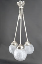 Загрузить изображение в средство просмотра галереи, Rare lustre Art déco à trois feux signé Muller Frères, modèle « Paons », Bronze nickelé, France, vers 1925
