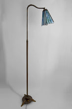 将图片加载到图库查看器，Lampadaire liseuse Art Déco en bronze et vitrail polychrome, Circa 1920
