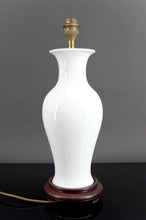 Загрузить изображение в средство просмотра галереи, Lampe en porcelaine blanche, Asie, Circa 1950-1960
