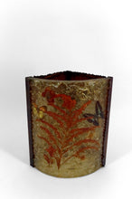 Lade das Bild in den Galerie-Viewer, Applique d&#39;angle des potiers d&#39;Accolay en cuivre patiné et résine fractale, France, Circa 1970
