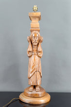Cargar imagen en el visor de la galería, Importante Lampe Pilastre en Chêne Sculpté de Porteurs / Atlantes, France, Neo-Gothique, XXe
