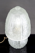 Загрузить изображение в средство просмотра галереи, Lampe champignon Art déco en verre pressé moulé, attribuée à Muller Frères, vers 1930

