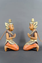 Charger l&#39;image dans la galerie, Paire de Lampes Sculpturales en Bois Polychrome, Indonésie, Circa 1970
