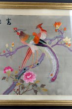 Charger l&#39;image dans la galerie, Broderie ancienne sous verre, Couple d&#39;Oiseaux, Soie, Chine, Début XXe
