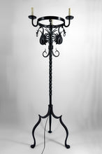 Загрузить изображение в средство просмотра галереи, Important lampadaire en fer forgé à décor de dragons, Style néo-gothique, Art nouveau / Liberty, Italie, vers 1900
