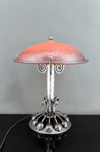 Charger l&#39;image dans la galerie, Importante Lampe à Monture Végétale Stylisée en Fer Forgé  et Dôme en Pate de Verre Marmoréenne Rouge Orangé, Art Deco, France, Circa 1930
