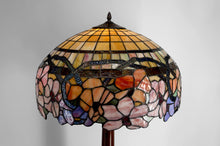 Загрузить изображение в средство просмотра галереи, Lampadaire Art Déco authentique en noyer sculpté &amp; abat-jour vitrail style Tiffany, vers 1920
