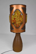 Charger l&#39;image dans la galerie, Importante Lampe des Potiers d&#39;Accolay en Céramique, Cuivre Patiné et Médaillons Multicolores en Résine Fractale, Circa 1970
