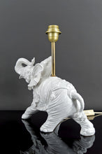 Lade das Bild in den Galerie-Viewer, Paire de Lampes Sculpturales en Céramique Blanche , Éléphants, Italie, Circa 1970
