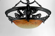 Lade das Bild in den Galerie-Viewer, Lustre/Suspension en Fer Forgé et Pâte de Verre Soufflée, Attribué à Muller Frères Lunéville, Art Nouveau / Art Déco, France, circa 1900-1920
