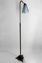 将图片加载到图库查看器，Lampadaire liseuse Art Déco en bronze et vitrail polychrome, Circa 1920
