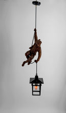 Загрузить изображение в средство просмотра галереи, Exceptionnelle suspension « Tyrolien / Alpiniste »,  Sculpture figurative en bois – Forêt Noire, vers 1950
