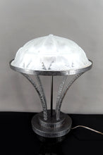 Charger l&#39;image dans la galerie, Importante Lampe en Fer forgé et Dôme en Verre Etoilé, Art Deco Moderniste, France, Circa 1930
