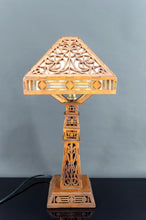 Cargar imagen en el visor de la galería, Importante Lampe en Bois Découpé, USA, Arts &amp; Crafts / Prairie School, Circa 1900–1920
