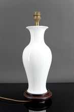 Загрузить изображение в средство просмотра галереи, Lampe en porcelaine blanche, Asie, Circa 1950-1960
