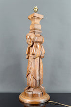 Cargar imagen en el visor de la galería, Importante Lampe Pilastre en Chêne Sculpté de Porteurs / Atlantes, France, Neo-Gothique, XXe
