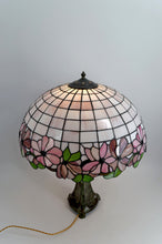 Charger l'image dans la galerie, Importante lampe en bronze et vitrail type Tiffany, Style Art nouveau – Circa 1970-1980
