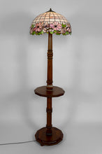 将图片加载到图库查看器，Lampadaire Arts &amp; Crafts d’exception en bois sculpté et vitrail floral – vers 1920
