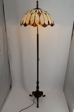 将图片加载到图库查看器，Lampadaire en bronze et abat jour en vitrail de style Tiffany – XXᵉ siècle
