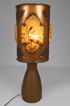 Charger l&#39;image dans la galerie, Importante Lampe des Potiers d&#39;Accolay en Céramique, Cuivre Patiné et Médaillons Multicolores en Résine Fractale, Circa 1970
