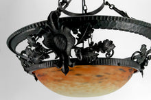 Cargar imagen en el visor de la galería, Lustre/Suspension en Fer Forgé et Pâte de Verre Soufflée, Attribué à Muller Frères Lunéville, Art Nouveau / Art Déco, France, circa 1900-1920
