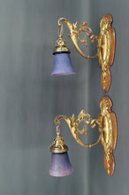 Load image into Gallery viewer, Paire d&#39;applique Rococo / Louis XV en bronze doré, socles en noyer et tulipes en verre, France, Circa 1900
